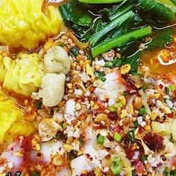 บะหมี่เกี๊ยว หมูแดง หมูกรอบ ปากซอยนวลจันทร์64