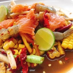 ตำรวมไหลบัวข้าวโพดกุ้งสดแซลมอน