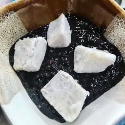 Black Sticky Rice With Taro In Hot Coconut Milk