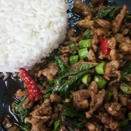 ข้าวกะเพราเนื้อ (กล่องฟูดเกรดเข้าไมโครเวฟได้)