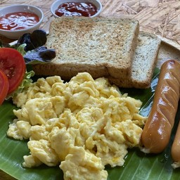 scrambled eggs served with sausage and toast - ไข่คน ไส้กรอกและขนมปังโฮลวีท