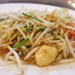 ถั่วงอกผัดเต้าหู้หมูกรอบ