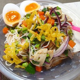 ยำขนมจีนปลาทูหมูยอ 