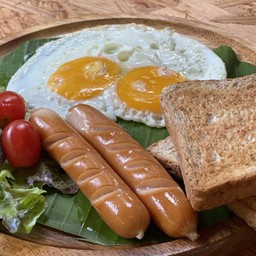 Sunny side served with sausage and toast - ไข่ดาว ไส้กรอกและขนมปังโฮลวัทปิ้ง