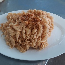 เส้นมาม่าลวก