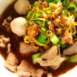 ก๋วยเตี๋ยวเรือหมู (ลูกชิ้นหมู,หมูสด,ตับ)