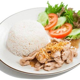 ข้าวราด หมู หรือ ไก่ หรือกุ้ง กระเทียมพริกไทย