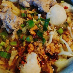 ก๋วยเตี๋ยวหมูต้มยำน้ำใส (ลูกชิ้นหมู, หมูแดง, หมูสับ, ตับ, กุ้งแห้ง)