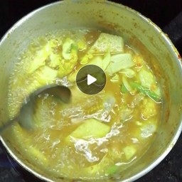 แกงส้มกุ้งยอดมะพร้าว