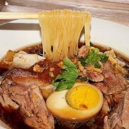 ก๋วยเตี๋ยวขาหมูผักบุ้ง