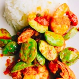 ผัดพริกสดใส่ลูกเหรียงราดข้าว