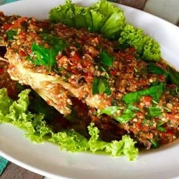 ปลากระพงทอดราดพริกสด