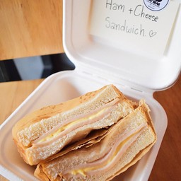 แซนด์วิชแผ่นไก่รมควัน+ชีส