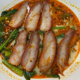 เกี๊ยวต้มยำหมูแดง
