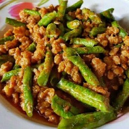 ผัดพริกแกงหมูสับราดข้าว