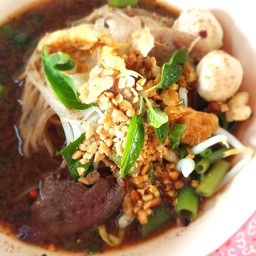 ก๋วยเตี๋ยวน้ำตกต้มยำหมู (ลูกชิ้นหมู, หมูสด, ตับ)