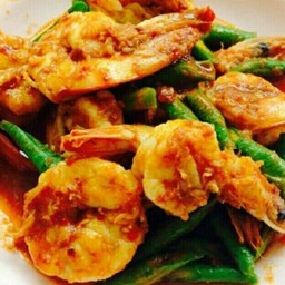 ผัดพริกแกงกุ้งราดข้าว