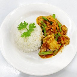 D ข้าวราดพริกแกง ไก่