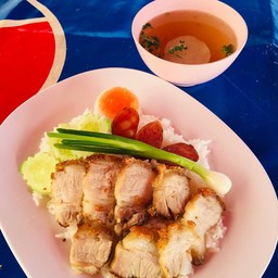 ชายสี่หมี่เกี๊ยว หมู่บ้านสุขใจวิลล่า ชลบุรี