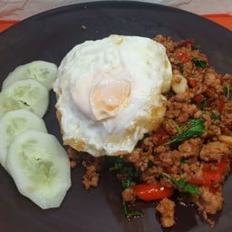 กระเพราหมูราดข้าว