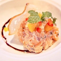 Salmon mint tartare with crusty sourdough croutons