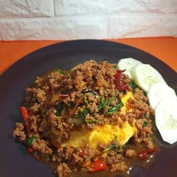 กระเพราเนื้อราดข้าว