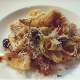 Handcut fettuccine marinara sauce
