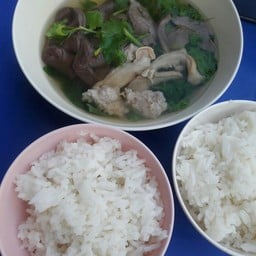 ต้มเลือดหมู หน้าศาลเจ้าพ่อจุ๊ย