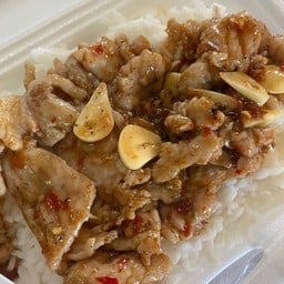ข้าวราดหมูชิ้นผัดพริกเกลือ