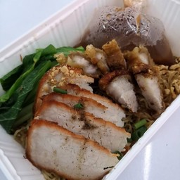 บะหมี่แห้งหมูกรอบหมูแดง