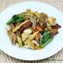 เส้นใหญ่ผัดซีอิ๊วเป็ดย่าง