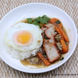 ข้าวหมูแดงอบไข่ดาว