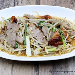 เป็ดย่างผัดถั่วงอก