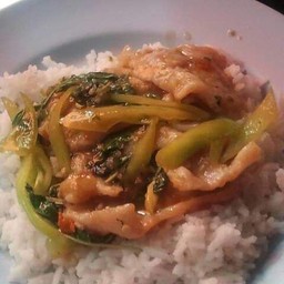 กระเพาหมูหมักราดข้าว