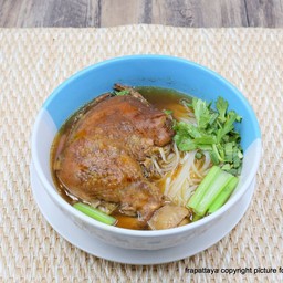 เส้นเล็กน่องไก่ตุ๋น