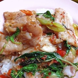 กระเพาเนื้อหมัก+หมูหมักราดข้าว