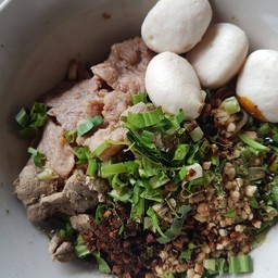 เส้น บะหมี่ แห้ง หมู ลูกชิ้น