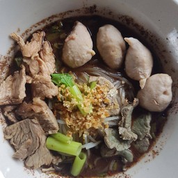 มาม่า น้ำตก เนื้อ ลูกชิ้น