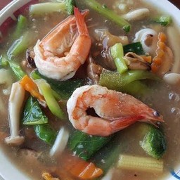 เส้นใหญ่,หมี่ ราดหน้าทะเล,รวมมิตร