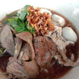ก๋วยเตี๋ยวป้าตุ้ยหมูตุ๋น