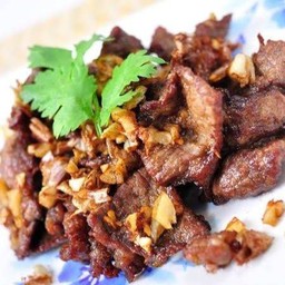 เนื้อทอดกระเทียม