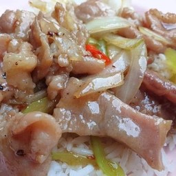 เนื้อหมักผัดพริกราดข้าว