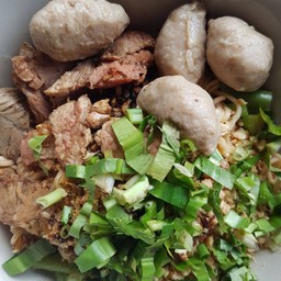 บะหมี่ แห้ง เนื้อ ตับ เปื่อย ลูกชิ้น