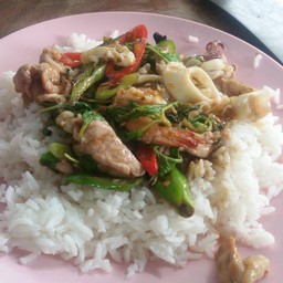 กะเพรารวมมิตรราดข้าว