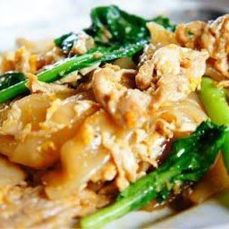 เส้นใหญ่,หมี่ ผัดซีอิ๊ว หมูหมัก,หมูชิ้น,ไก่
