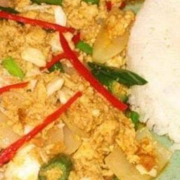 ข้าวราดผัดผงกะหรี่ปลา