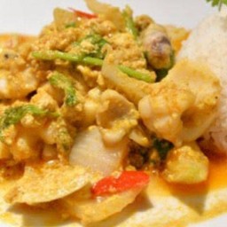 ข้าวราดผัดผงกะหรี่ไก่