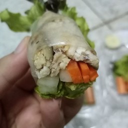 ดูความแน่นอน​ คำใหญ่ได้รสเค็มนิดจากปลาทู​ จิ้มน้ำจิ้มคือเข้ากันกรุบด้วยแตงกว่า​ 