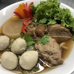 ก๋วยเตี๋ยวหมูตุ๋นลำไยเห็ดหอม
