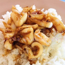 ข้าวราดปลาหมึกทอดกระเทียม